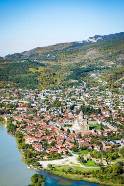 Mtskheta, Gürcistan Havadan Görünümü: Svetitskhoveli Katedrali & Mtkvari Nehri