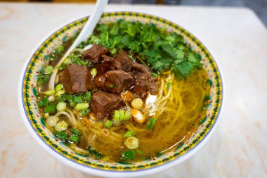 Niu rou mian, Çin 'de bir lokantada sığır etli erişte. Çin 'de klasik etli erişte çorbası.