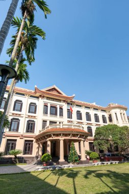 Hanoi, Vietnam - 12.20.2023: Hanoi, Vietnam 'daki Vietnam Ulusal Güzel Sanatlar Müzesi. Müze Vietnamlıları modern çağdan kalma güzel sanatlarla sergiliyor.