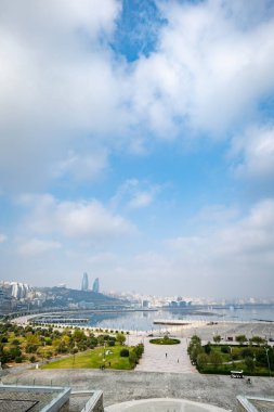 Bakü Bulvarı şehir manzarası Bakü, Azerbaycan. Bakü şehrinin Devlet Bayrak Meydanı 'ndan görünüşü.