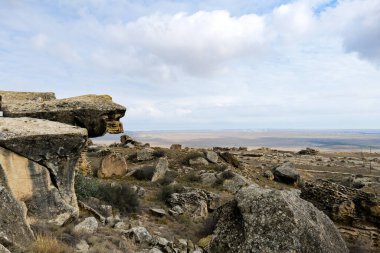 Azerbaycan 'daki Gobustan Ulusal Parkı. Gobustan Eyaleti Tarihi ve Kültürel Rezerv Manzarası.