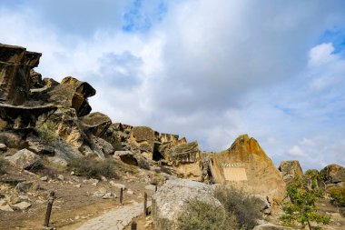 Azerbaycan 'daki Gobustan Ulusal Parkı. Gobustan Eyaleti Tarihi ve Kültürel Rezerv Manzarası.