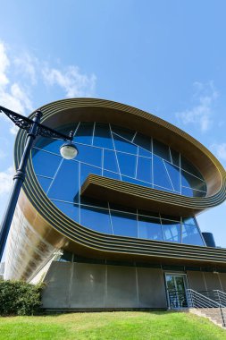 Bakü, Azerbaycan - 11,01.2025: Azerbaycan 'ın başkentinde Bakü halı müzesi. Bakü 'deki ünlü modern mimari simgesi..