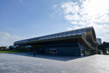 Bakü, Azerbaycan - 11,01.2025: Azerbaycan 'ın başkentinde Bakü halı müzesi. Bakü 'deki ünlü modern mimari simgesi..