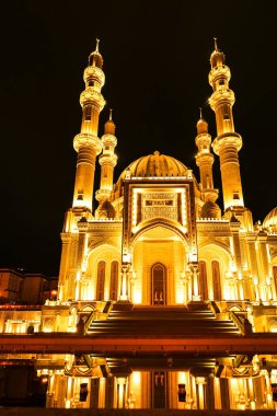 Bakü, Azerbaycan - 11.03.2025: Heydar Aliyev camii gece aydınlandı, Bakü 'de bir dönüm noktası.