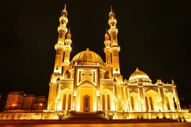 Bakü, Azerbaycan - 11.03.2025: Heydar Aliyev camii gece aydınlandı, Bakü 'de bir dönüm noktası.