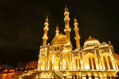 Bakü, Azerbaycan - 11.03.2025: Heydar Aliyev camii gece aydınlandı, Bakü 'de bir dönüm noktası.