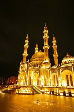 Bakü, Azerbaycan - 11.03.2025: Heydar Aliyev camii gece aydınlandı, Bakü 'de bir dönüm noktası.
