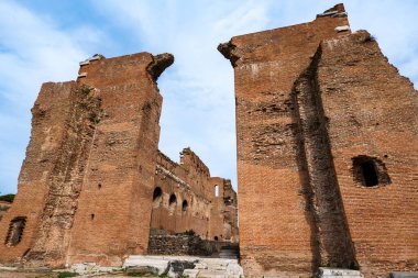 Türkiye 'nin Bergama kentindeki Kızıl Bazilika harabeleri. Eski Mısır Tanrılarının Tapınağı.