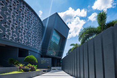 Banda Aceh, Endonezya - 12.26.2024: Banda Aceh, Aceh, Endonezya 'daki Aceh Tsunami Müzesi. 2004 Hint Okyanusu depremi ve tsunami felaketinin sembolik bir hatırlatıcısı olarak tasarlanmış bir müze.