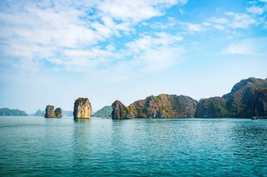 Halong Körfezi, Vietnam, tekne gezisi manzarası. UNESCO 'nun dünya mirası olan Ha Long Körfezi' nin güzel manzarası..