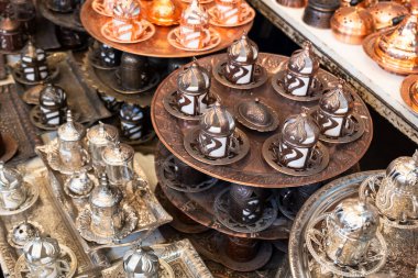 Geleneksel Türk kahvesi için Türk kahvesi seti. Geleneksel tasarımlı küçük bakır Türk bardakları.