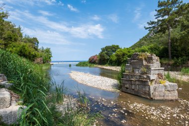 Antalya 'nın Kemer kentindeki Olympmpos Cirali plaj manzarası. Olympmpos Türkiye 'de popüler bir turizm beldesi