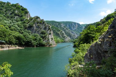 Makedonya 'nın kuzeyindeki Üsküp' teki Matka Kanyonu. Makedonya 'da popüler bir turizm beldesi olan Matka Kanyonu ve Gölü manzarası.