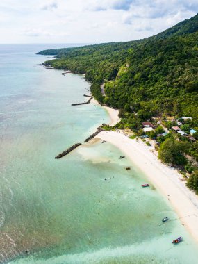 Weh Adası, Pulau Weh, Endonezya, Aceh 'deki deniz ve sahil manzarası. Tropik cennet tatil beldesi hava görüntüsü