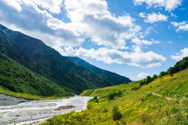 Gürcistan 'ın Svaneti bölgesinde Mestia köyü yakınlarında yürüyüş ve yürüyüş rotasında dağları olan Svaneti manzarası