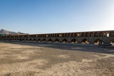 Si-o-Se Pol Köprüsü, İran 'ın İsfahan kentindeki kurumuş Zayandehrud nehri üzerindeki tarihi bir köprü.