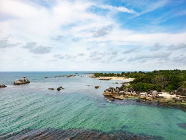 Belitung insansız hava aracı manzarası, Tanjung Tinggi plajı Belitung, Endonezya 'da büyük kayaları olan ünlü bir plaj. Laskar Pelangi plajı olarak da bilinir.