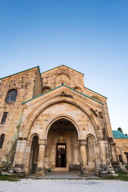 Kutaisi, Georgia 'daki Bagrati Katedrali. Gün batımında. Kutaisi Katedrali Kafkasya bölgesinde popüler bir turistik merkezdir.