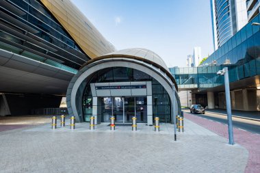 Dubai, BAE - 10.25.2022 Dubai Metro istasyonu mimarisi. Dubai Metro, Birleşik Arap Emirlikleri 'nin Dubai şehrinde bulunan bir hızlı tren ağıdır..