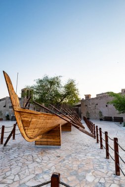 Dubai, BAE - Ekim 2022: Dubai tarihi sokak manzaralı, tarihi Bur Dubai, Birleşik Arap Emirlikleri.