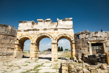 Hiyerapolis arkeoloji sahası Pammukale, Denizli, Türkiye. Hierapolis 'in arkeolojik kalıntıları