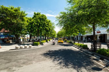 Yogyakarta, Endonezya - 03.15.2024 Malioboro Caddesi. Jalan Malioboro, Endonezya 'nın Yogyakarta şehrinde ünlü, hareketli bir alışveriş caddesi..