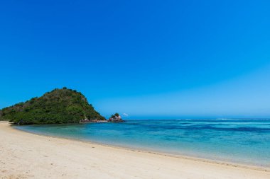 Lombok, Endonezya, plaj okyanus manzarası Selong sahilinde sörf yapmak için tanımlanamayan insanlarla dolu. Lombok, Endonezya 'nın Batı Nusa Tenggara ilinde bir adadır..