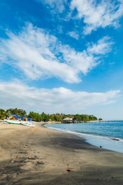 Senggigi sahilinin güzel manzarası, Lombok adası, kristal mavi suları ve Endonezya 'nın manzaralı seyahat plajı..