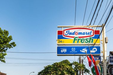 Lombok, Endonezya - 08.21.2023: Lombok, Endonezya 'daki Indomaret mağazası. Indomaret, Endonezya 'nın ilk ve en büyük market zinciri..