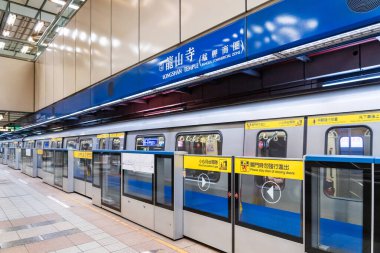 Taipei, Tayvan - 02.10.2019: Taipei MRT istasyonu manzaralı. Taipei Metro, Taipei 'ye hizmet veren bir metro sistemidir..