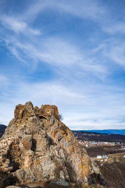 Gürcistan 'ın Tiflis kenti yakınlarındaki Kojori' deki Azeula Kalesi. Kojori kışın Kafkasya dağlarında yürüyüş parkurunda..