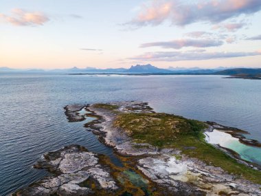 Norveç 'in kuzeyindeki doğal manzara, Norland, Hamaroy bölgesi. Kuzey Norveç 'in güzel hava manzarası İskandinavya' da deniz ve dağlarla insansız hava aracı tarafından