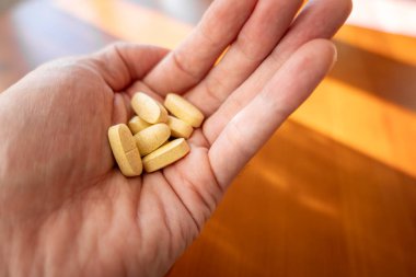 Haplar el ele, yakın plan. Beslenme takviyesi ya da ilaç kullanımı