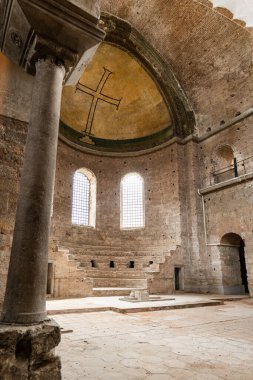 İstanbul 'un Topkapı Sarayı parkındaki Aya Irini kilisesinin iç kısımları.