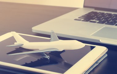 Hava seyahat rezervasyon uçak bileti üzerinde tablet Internet ve dizüstü.