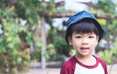 bir çiftlik Bahçe mutlu Japon çocuk.