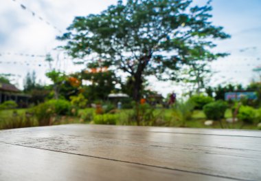 Büyük ağaç zemin ve arka plan ile park doğada ahşap masa.