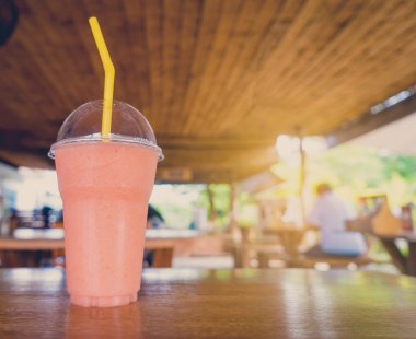 Çilekli yoğurt harmanlanmış güler yüzlü ahşap Cafe içinde.