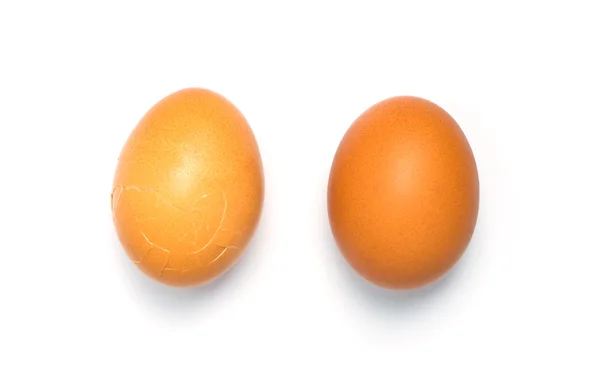 Casal de ovos isolados sobre fundo branco. Um deles está rachado. . — Fotografia de Stock