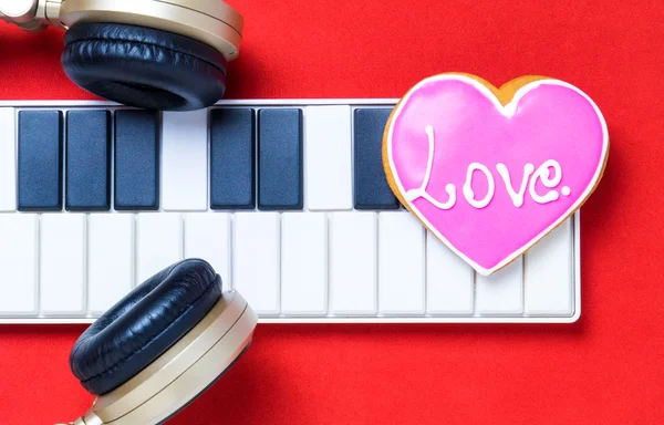 Música romántica con cocina en forma de corazón para San Valentín . — Foto de Stock