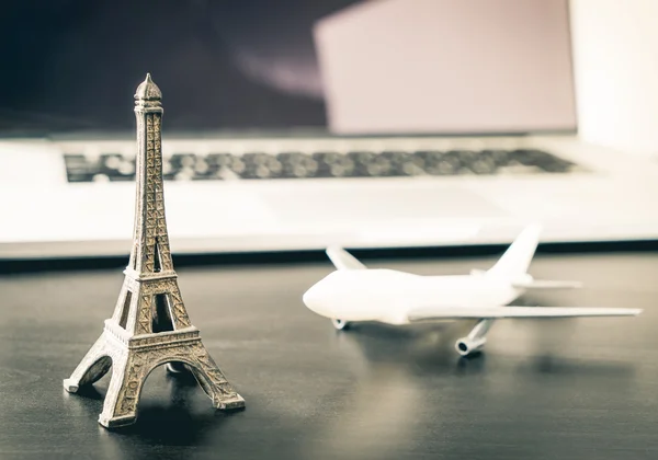 Internetové rezervace cesty do Paříže Eiffelova věž. Cesta letadlem počítač do Francie. — Stock fotografie