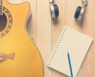 Şarkı yazmak için boş defter ile gitar.