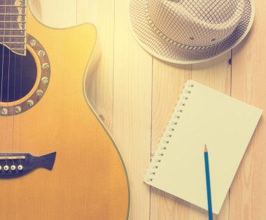 Gitar şarkı coutnry inek çocuk şapka ile yazma zamanı