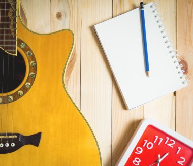 Gitar şarkı ile kırmızı bir saat yazma zamanı.