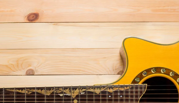 Ahşap panel kopya alanı ile yarım akustik gitar. — Stok fotoğraf