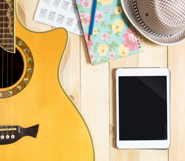 Tableta en blanco con instrumento de guitarra para contenido musical — Foto de Stock