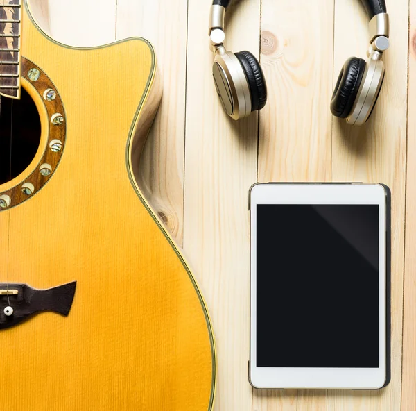 Tableta en blanco con instrumento de guitarra para contenido musical — Foto de Stock