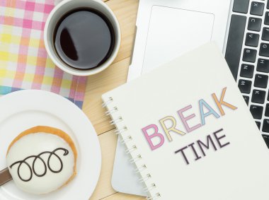 Pastel kafe arka plan üzerinde mola süresi