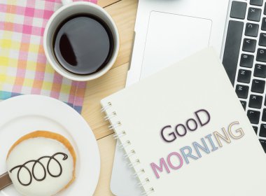 Pastel kafe arka plan üzerinde iyi sabah metin